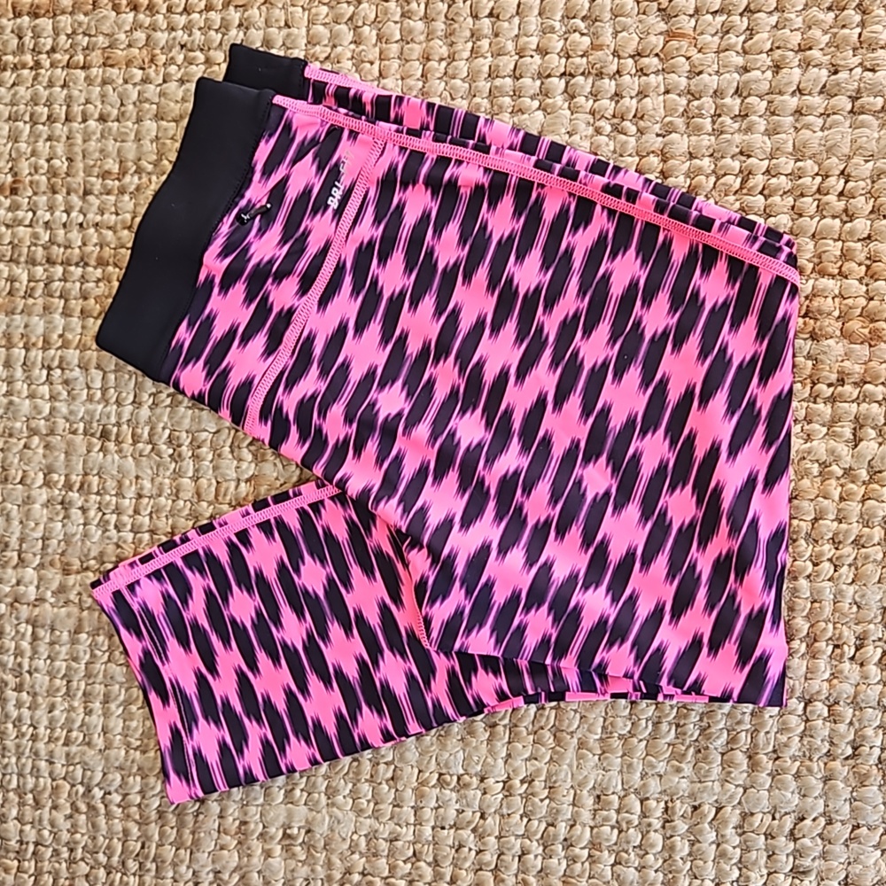 A) NIKE  Capri running pants